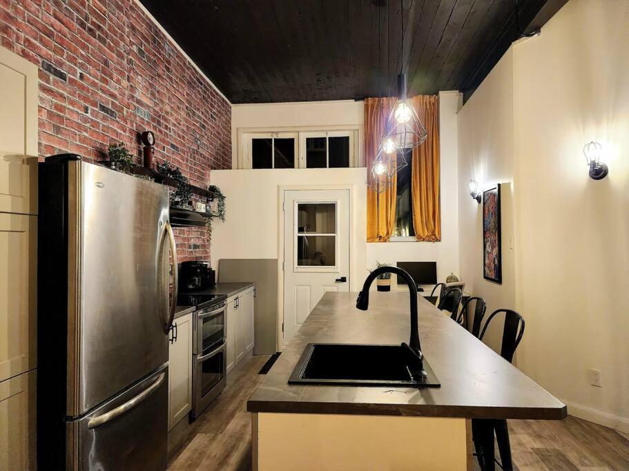 Loft Style Industriel-Centre-Ville+Parking Gratuit Квебек Стая снимка