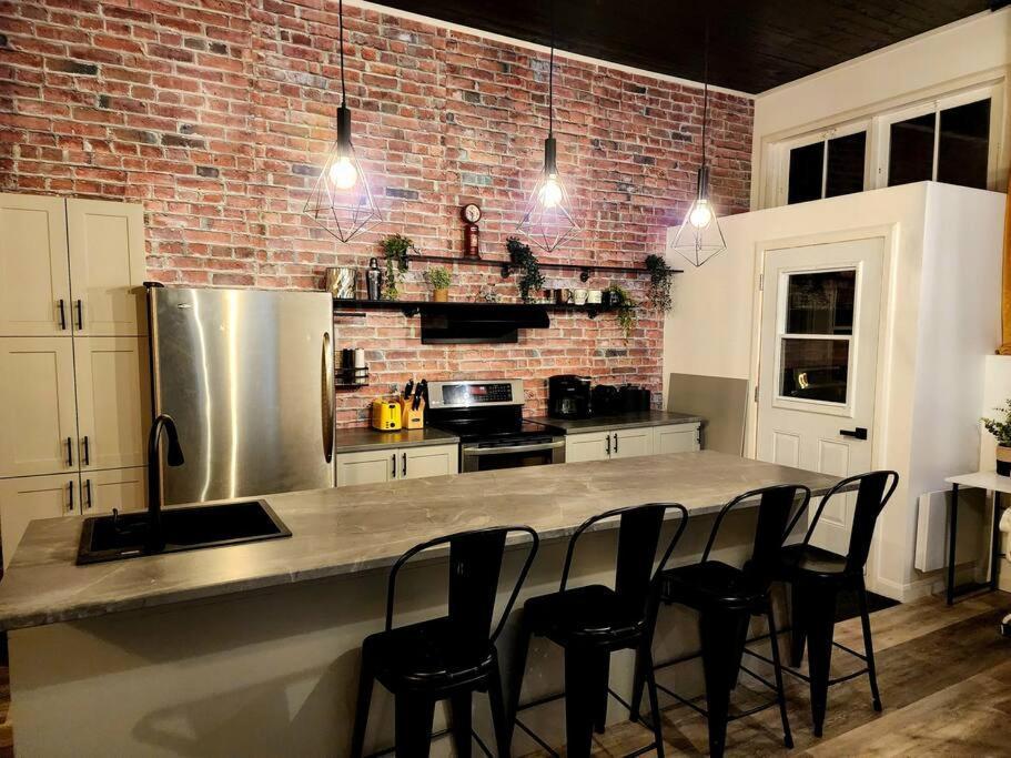 Loft Style Industriel-Centre-Ville+Parking Gratuit Квебек Стая снимка