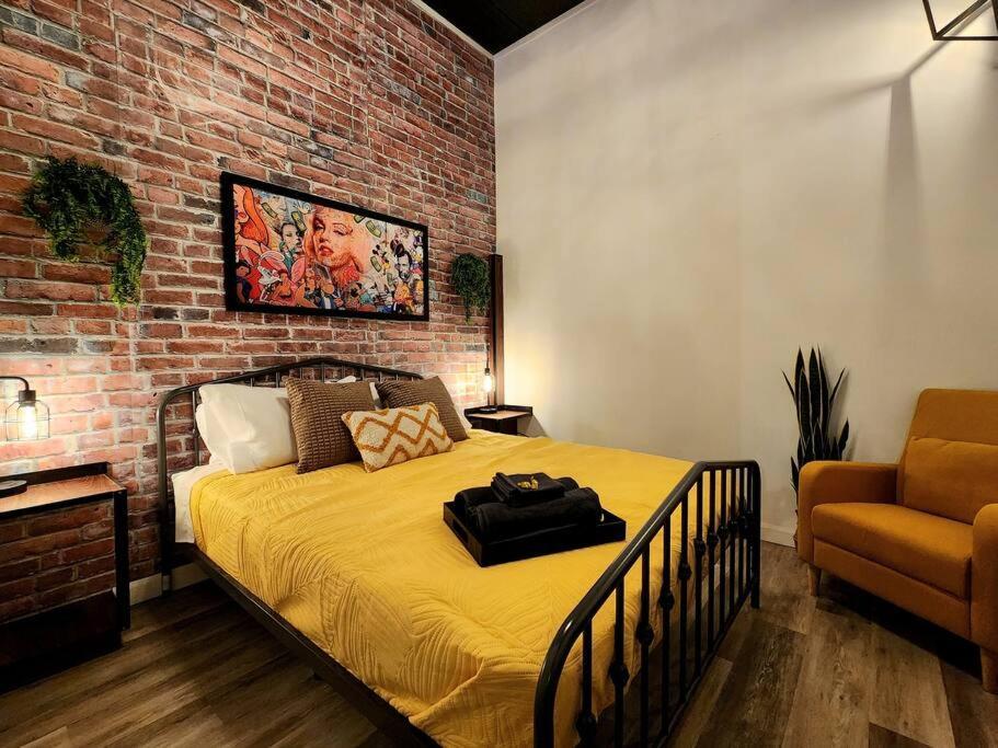 Loft Style Industriel-Centre-Ville+Parking Gratuit Квебек Стая снимка